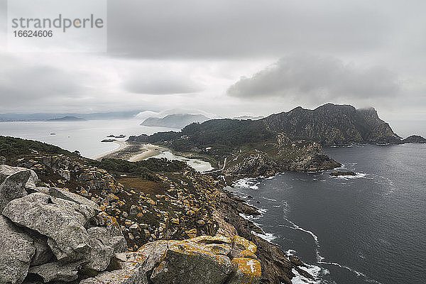 Idyllische Aufnahme der Cíes-Inseln im Meer vor bewölktem Himmel  Vigo  Provinz Pontevedra  Galicien  Spanien