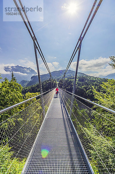 Österreich  Tirol  Reutte  Frau steht in der Mitte der Highline179 an einem sonnigen Tag