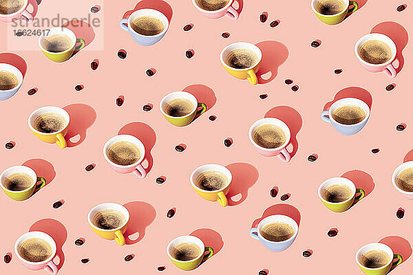 Muster von gerösteten Kaffeebohnen und Kaffeetassen