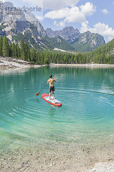 Mann beim Paddeln auf dem türkisfarbenen Pragser Wildsee  Dolomiten  Südtirol  Italien