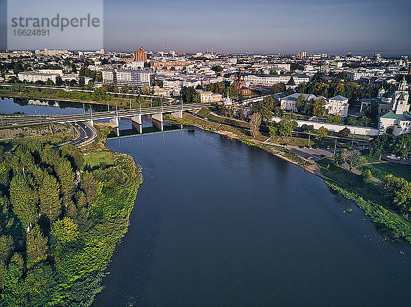 Luftaufnahme der Brücke über den Fluss Kotorosl in der Nähe des Jaroslawler Museums-Reservats und des Spaso-Preobraschenski-Klosters in der Stadt gegen den Himmel an einem sonnigen Tag  Jaroslawl  Russland