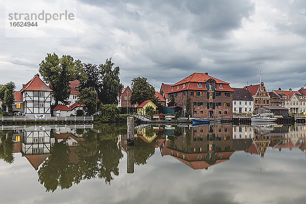 Deutschland  Schleswig-Holstein  Gluckstadt  Häuser am Wasser  die sich auf der glänzenden Oberfläche der Elbe spiegeln