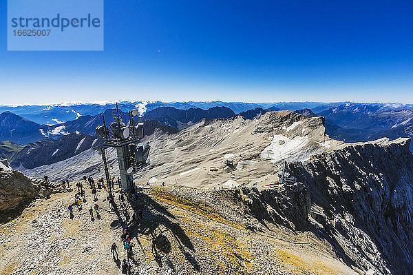 Österreich  Tirol  Menschen warten am Skilift im Wettersteingebirge