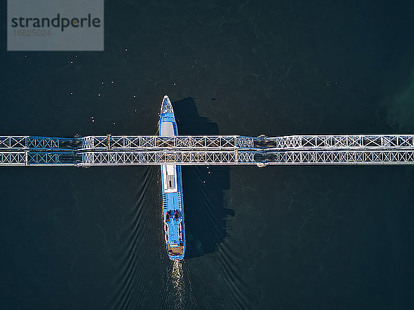 Schiff fährt unter der Wolga-Brücke durch