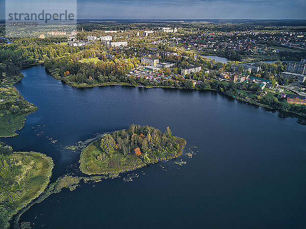 Luftaufnahme des Bethany-Teichs durch die Stadt an einem sonnigen Tag