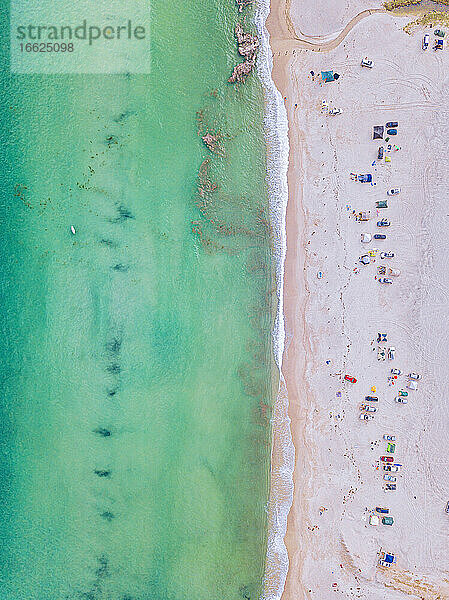 Luftaufnahme von Menschen  die sich am Strand von Triozerye entspannen