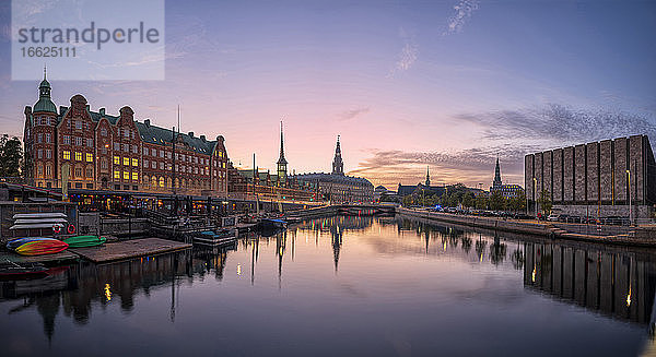 Dänemark  Kopenhagen  Panorama des Frederiksholmkanals in der Abenddämmerung