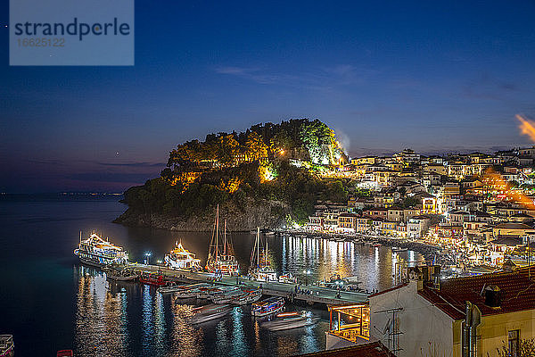 Griechenland  Preveza  Parga  Beleuchteter Yachthafen des Ferienortes an der ionischen Küste bei Sommernacht