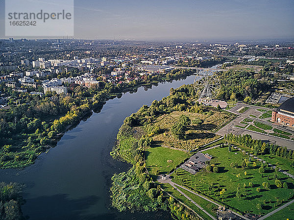 Luftaufnahme des Flusses Kotorosl in der Stadt Jaroslawl gegen den Himmel