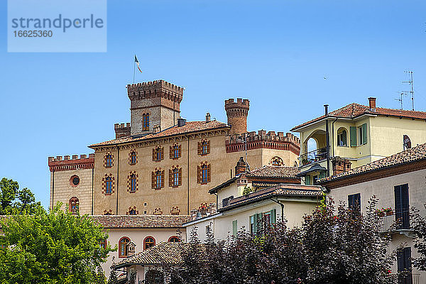 Italien  Provinz Cuneo  Barolo  Häuser vor dem Schloss von Barolo
