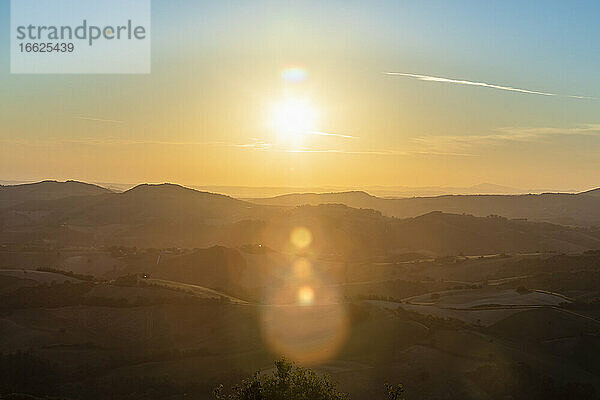 Luftaufnahme von Silhouette Berge gegen den Himmel bei Sonnenuntergang  Marken  Italien