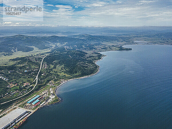 Russland  Primorskij Krai  Zarubino  Luftaufnahme der Stadt am Ufer des Japanischen Meeres