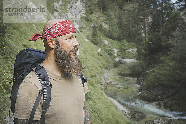 Älterer Mann mit Kopftuch vor Bäumen im Wald stehend  Otschergraben  Österreich
