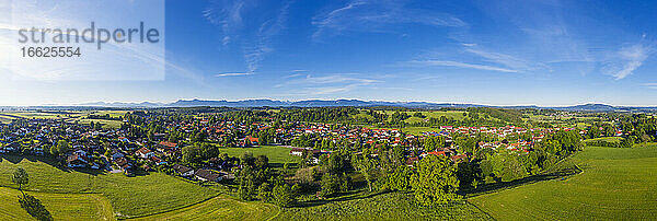 Deutschland  Bayern  Huglfing  Drohnenpanorama einer ländlichen Stadt im Alpenvorland im Frühling