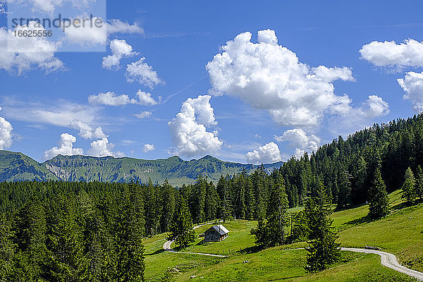 Aussicht auf Wolken über einer einsamen Hütte in den bayerischen Alpen im Sommer