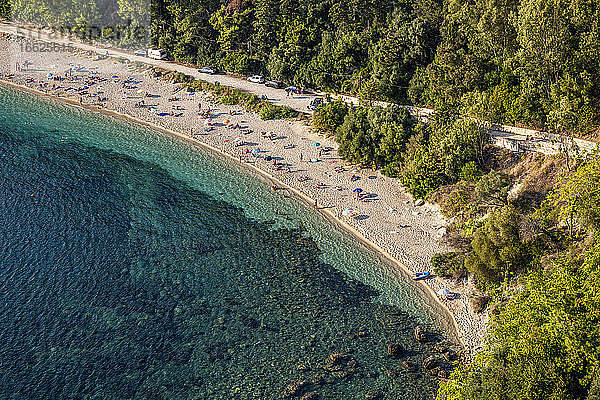 Griechenland  Preveza  Parga  Menschen entspannen sich am Valtos Strand im Sommer