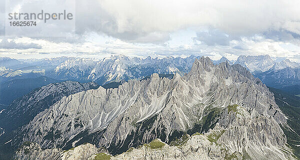 Blick auf felsige Berggipfel gegen den Himmel  Sextner Dolomiten  Dolomiten  Südtirol  Italien