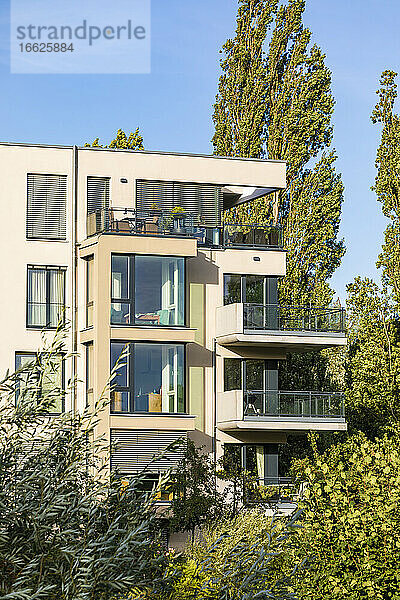 Deutschland  Baden-Württemberg  Tubingen  Modernes energieeffizientes Mehrfamilienhaus im Stadtteil Lustnau