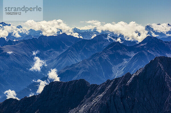 Österreich  Tirol  Blick auf Wolken  die über den Gipfeln des Wettersteingebirges schweben