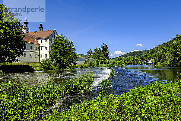 Deutschland  Bayern  Pielenhofen  Fluss Naab und Kloster Pielenhofen im Sommer