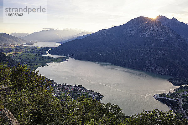 Italien  Provinz Sondrio  Blick auf den Sonnenuntergang über dem Mezzola-See im Riserva Naturale Pian di Spagna e Lago di Mezzola