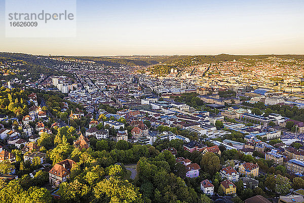 Deutschland  Baden-Württemberg  Stuttgart  Luftaufnahme des Stadtteils Diemershalde in der Abenddämmerung