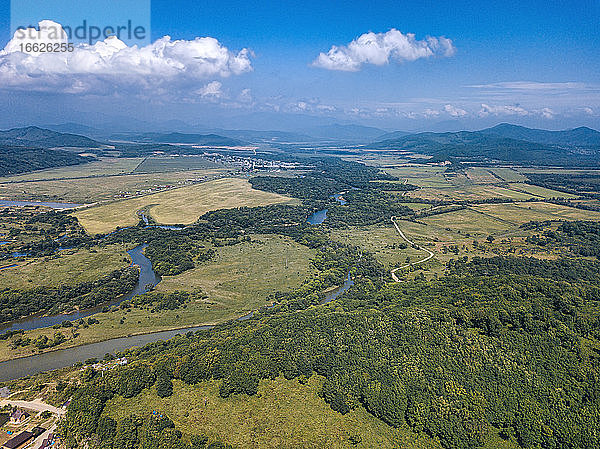 Russland  Primorsky Krai  Nachodka  Luftaufnahme eines sich durch eine grüne Waldlandschaft windenden Flusses
