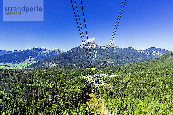 Österreich  Tirol  Skilift und Ferienanlage im Wettersteingebirge im Sommer