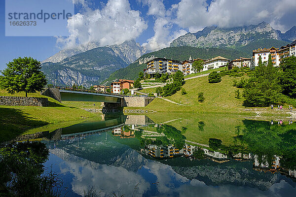 Italien  Trentino  Molveno  Stadt spiegelt sich auf glänzender Oberfläche des Lago di Bior im Sommer