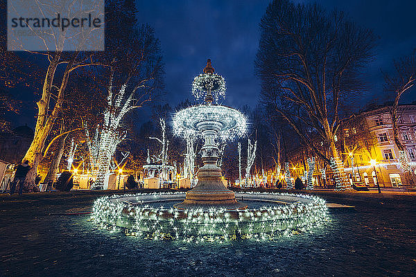 Beleuchtete Dekorationen auf dem Brunnen in Zrinjevac während der Weihnachtszeit