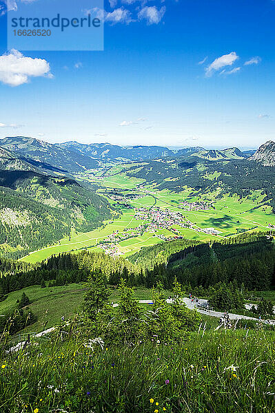 Österreich  Tirol  Stadt im malerischen Tannheimer Tal im Sommer