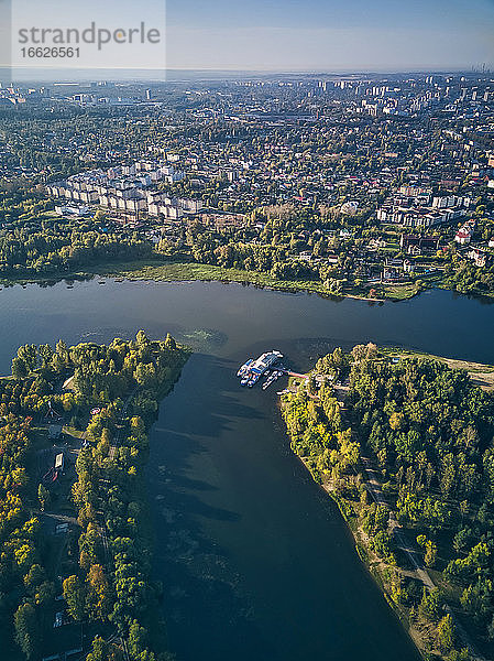 Luftaufnahme der Stadt am Fluss Kotorosl