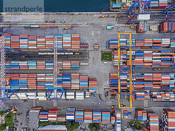 Russland  Primorsky Krai  Wladiwostok  Luftaufnahme von Frachtcontainern in einem Handelsdock