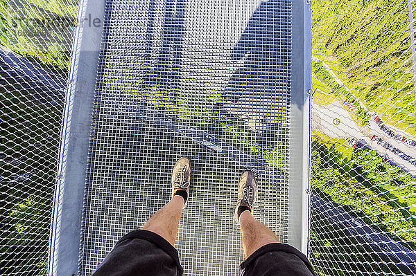 Österreich  Beine eines älteren Mannes auf der Highline stehend179