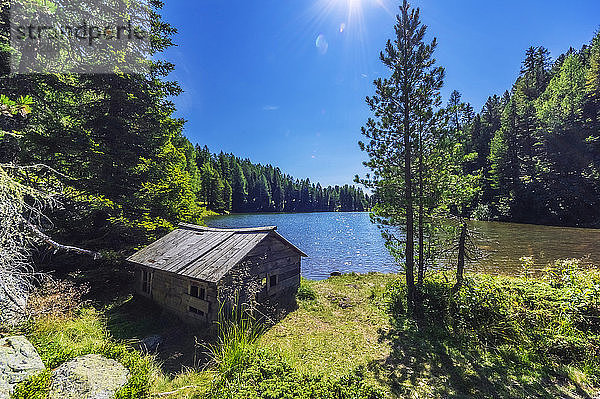Altes Holzhaus am See auf der Turracher Höhe  Gurktaler Alpen  Österreich