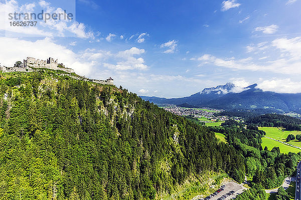 Österreich  Tirol  Reutte  Burgruine Ehrenberg auf einem bewaldeten Hügel im Sommer