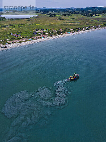 Luftaufnahme eines Fischtrawlers in der Nähe der Küste in der Lukin-Bucht