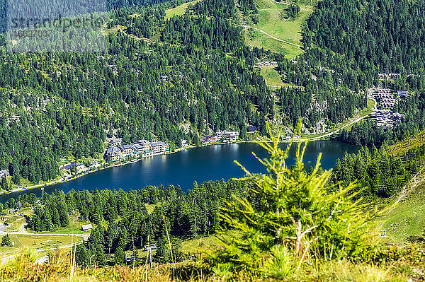 Schöne Landschaft mit See auf der Turracher Höhe  Gurktaler Alpen  Österreich
