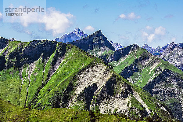 Österreich  Tirol  Blick auf die Gipfel der Tannheimer Berge im Sommer