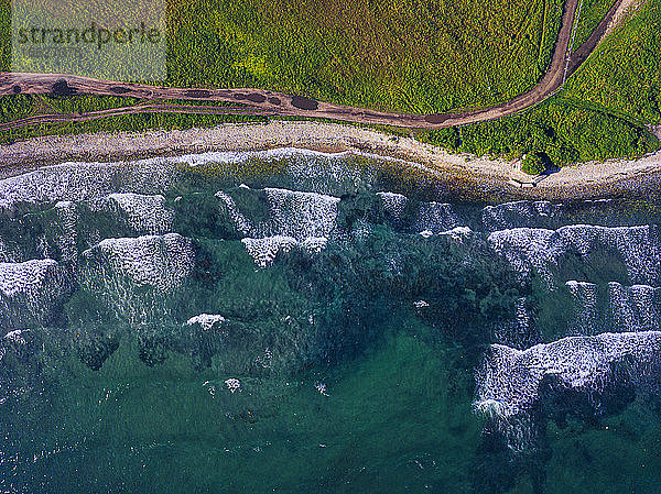 Luftaufnahme der unbefestigten Straße entlang der Küste der Halbinsel Krabbe