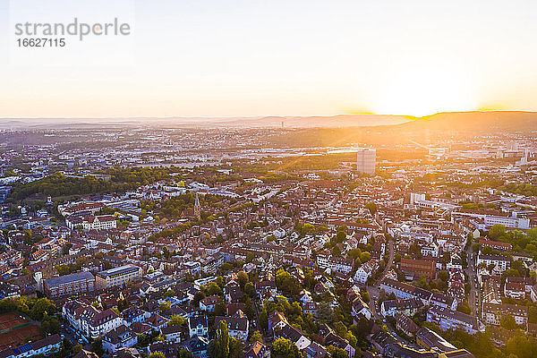 Deutschland  Baden-Württemberg  Stuttgart  Luftaufnahme des Stadtteils Stuttgart-Ost bei Sonnenuntergang