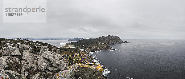 Blick auf die Cíes-Inseln auf dem Meer gegen den bewölkten Himmel  Vigo  Provinz Pontevedra  Galicien  Spanien