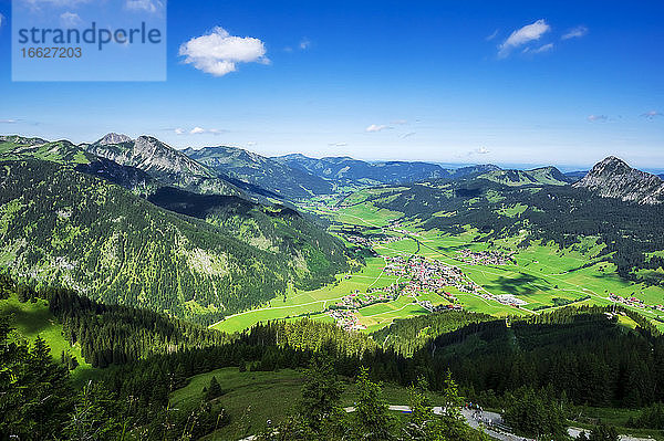 Österreich  Tirol  Stadt im malerischen Tannheimer Tal im Sommer
