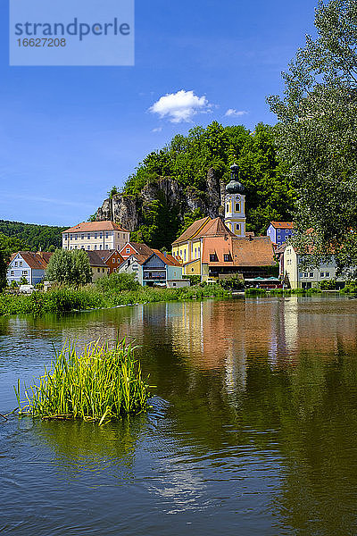 Deutschland  Bayern  Kallmunz  Fluss Naab im Sommer mit Stadthäusern und der Kirche St. Michael im Hintergrund