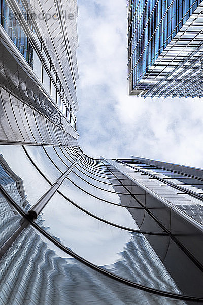 Reflexion auf hohen modernen Büro-Wolkenkratzer in der Innenstadt gegen den Himmel  London  UK