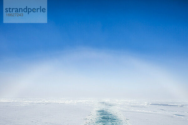 Nebelbogen wölbt sich über das im Arktischen Ozean treibende Eis