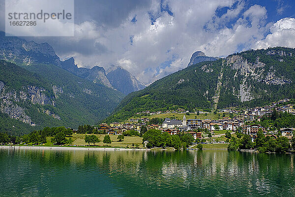 Italien  Trentino  Molveno  Stadt am Ufer des Molveno-Sees im Sommer mit Brenta-Dolomiten im Hintergrund
