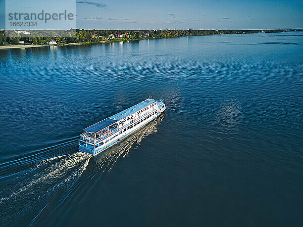 Schiff mit Kielwasser auf der blauen Wolga