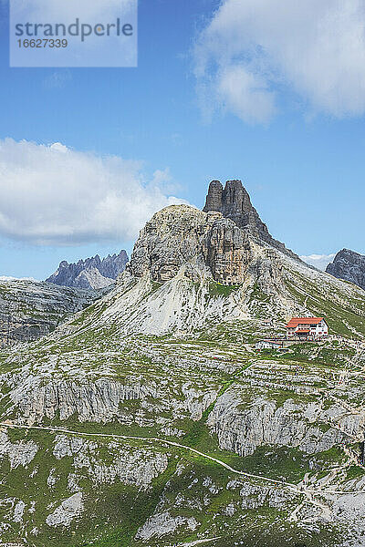 Hütte an den Drei Zinnen gegen den Himmel an einem sonnigen Tag  Sextner Dolomiten  Dolomiten  Südtirol  Italien