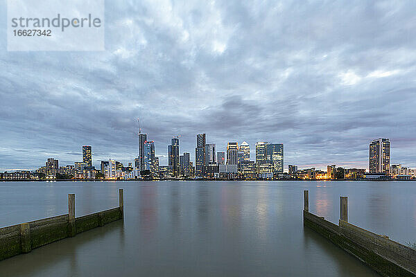 Moderne Skyline mit Wolkenkratzern an der Themse in der Stadt gegen bewölkten Himmel in der Abenddämmerung  London  UK